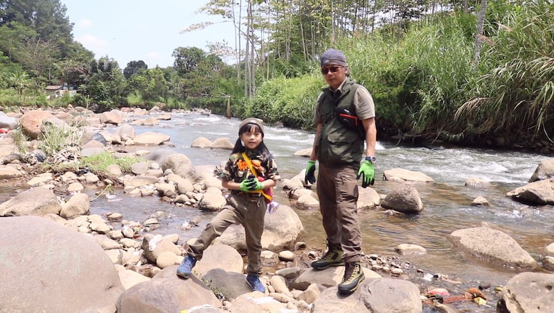 ola membersihkan sampah di sungai 2
